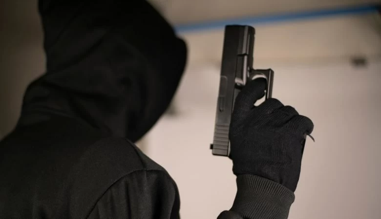 Ληστεία στην Εκάλη: «Ναι» στην οπλοχρησία από τον επιχειρηματία – «Στην Αμερική έβγαζα το όπλο μου και πυροβολούσα»